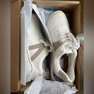 NIB MIA Alta White and Cream Sneaker Size 8
